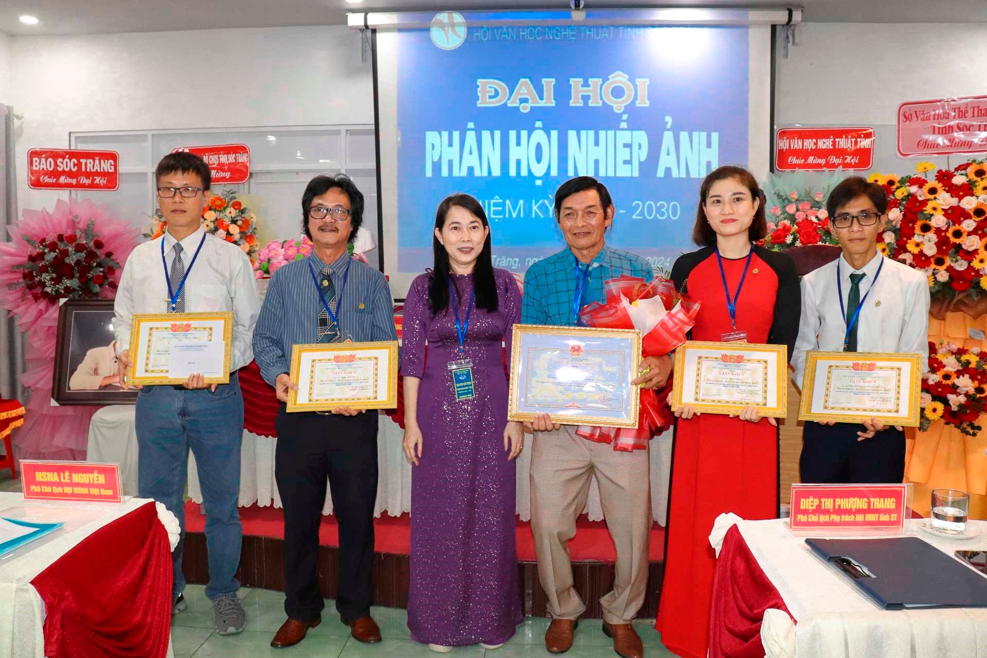 3.-ba-diep-thi-phuong-trang-pho-chu-tich-phu-trach-hoi-vhnt-trao-giay-khen-cho-4-hoi-vien-co-thanh-tich-xuat-sac-nhiem-ky-2019-2024.jpg