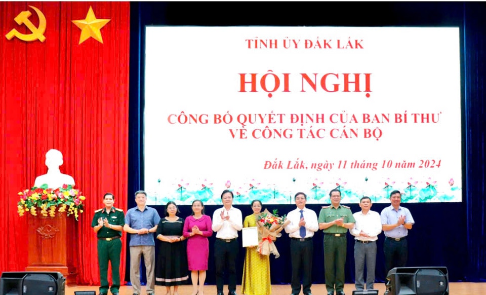 Ủy viên Trung ương Đảng, Bí thư Tỉnh ủy Nguyễn Đình Trung cùng các đồng chí Ủy viên Ban Thường vụ Tỉnh ủy chúc mừng tân Phó Bí thư Tỉnh ủy Huỳnh Thị Chiến Hòa.