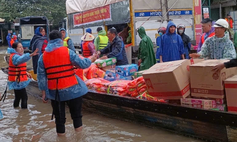 ‘Phông bạt’ người thân đói khát trong lũ, chính quyền Lệ Thủy chạy bở hơi tai - Ảnh 1.