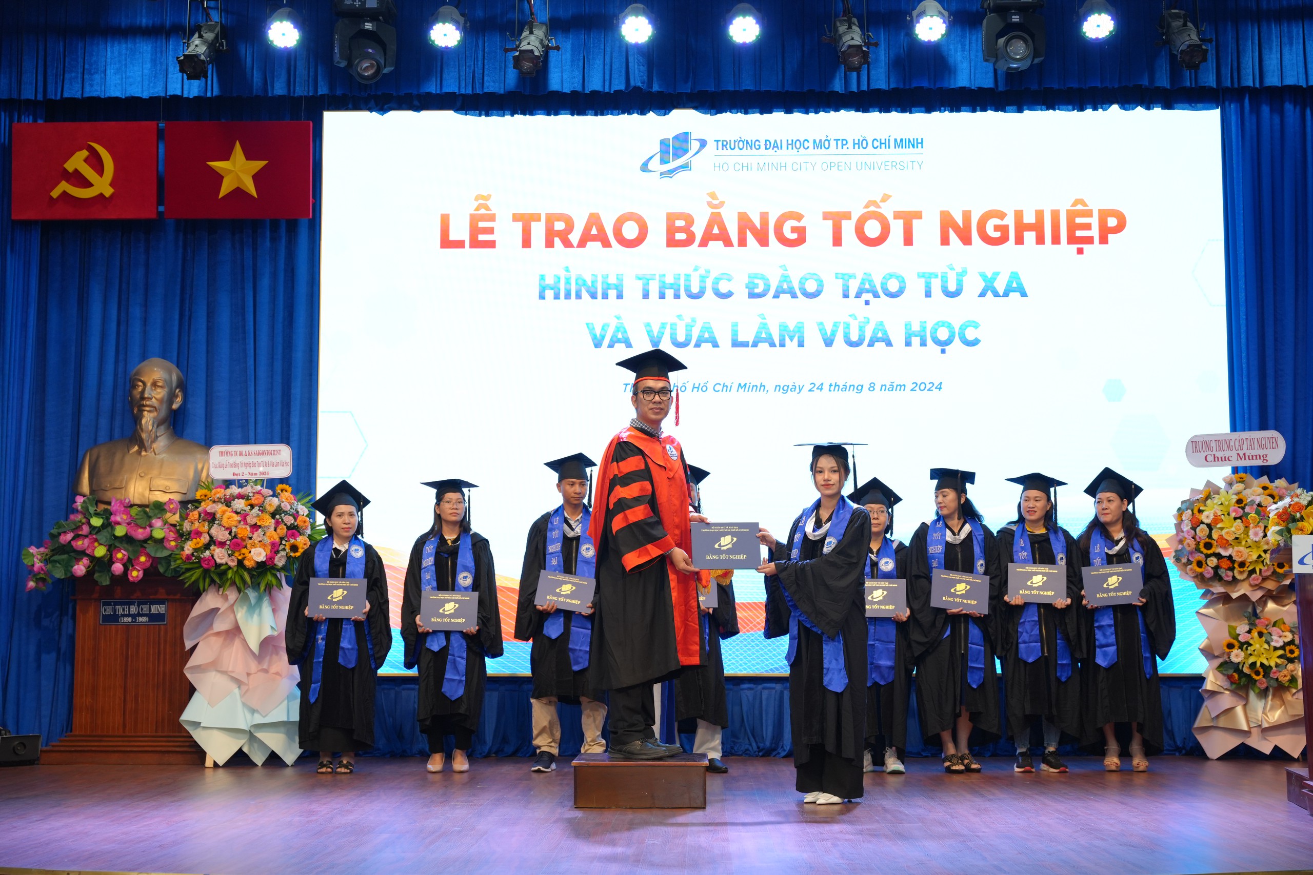 Trường ĐH Mở TP HCM trao bằng tốt nghiệp cho sinh viên học hình thức đào tạo từ xa và vừa học vừa làmẢnh: LÂN NGUYỄN