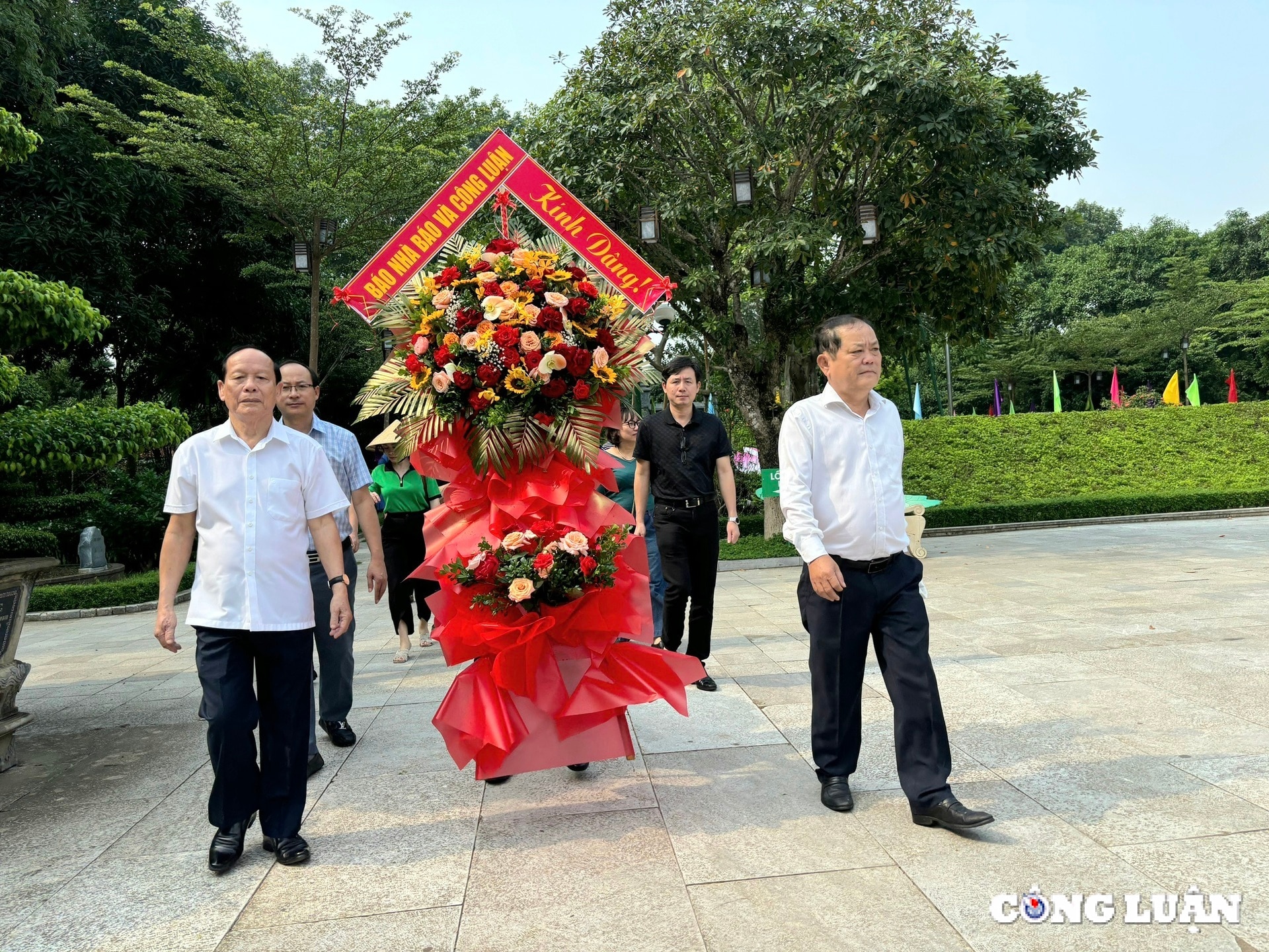 doan can bo phong vien bao nha bao va cong luan ve tham que bac hinh 1