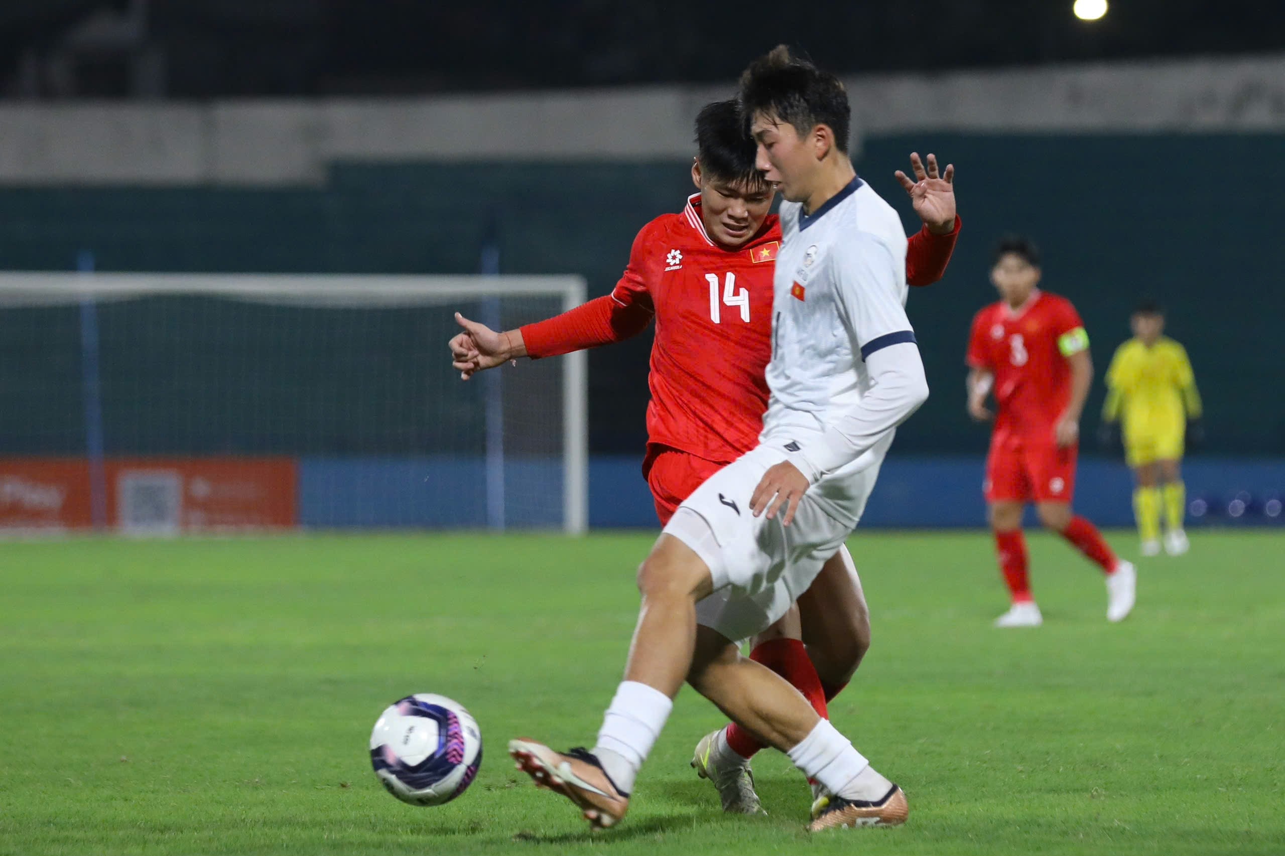 U.17 Việt Nam bế tắc trước Kyrgyzstan: Bị cầm chân không bàn thắng ngày ra quân- Ảnh 2.