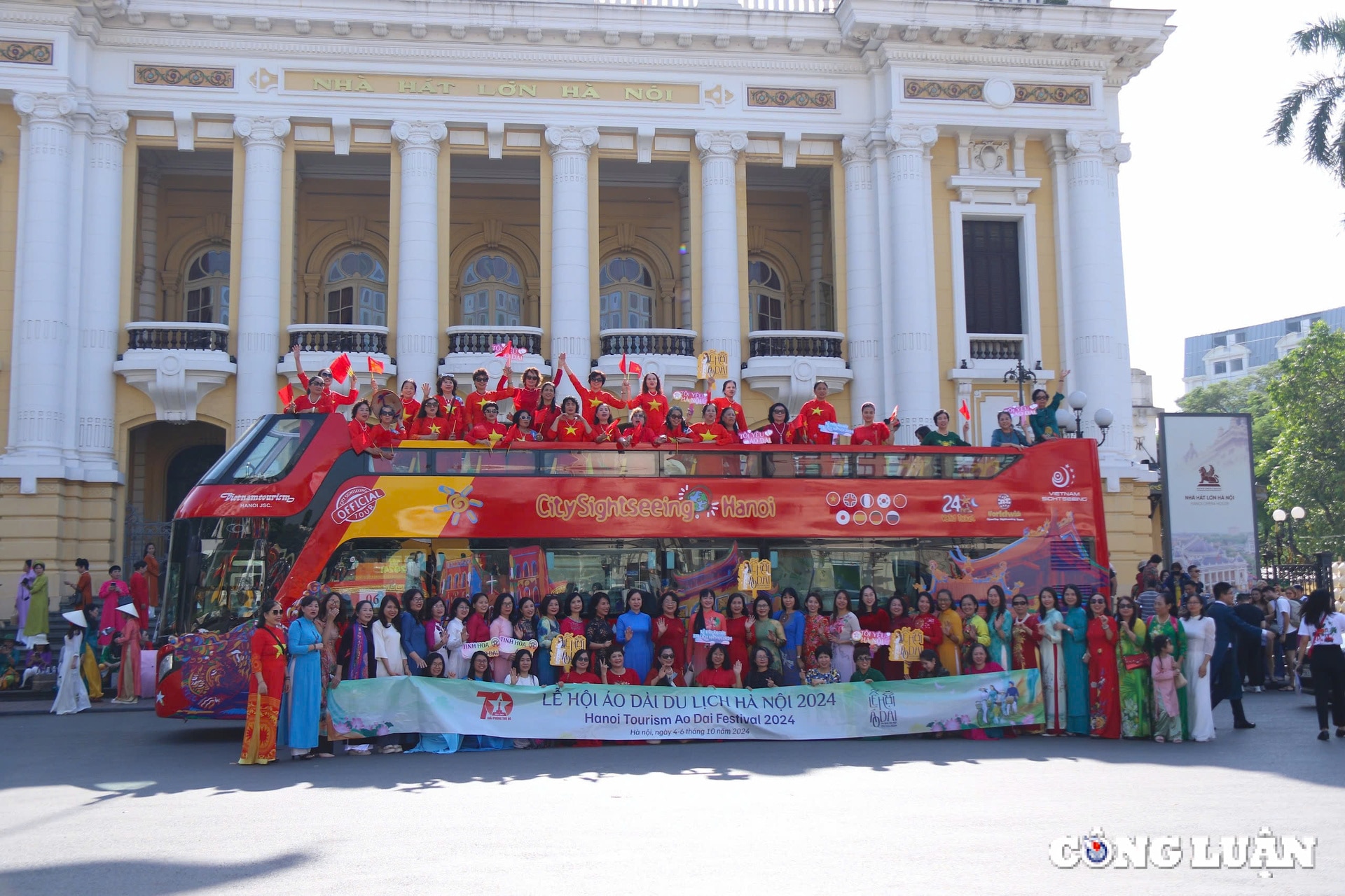 du khach dien ao dai ngam thu do ha noi tren xe buyt hinh 1