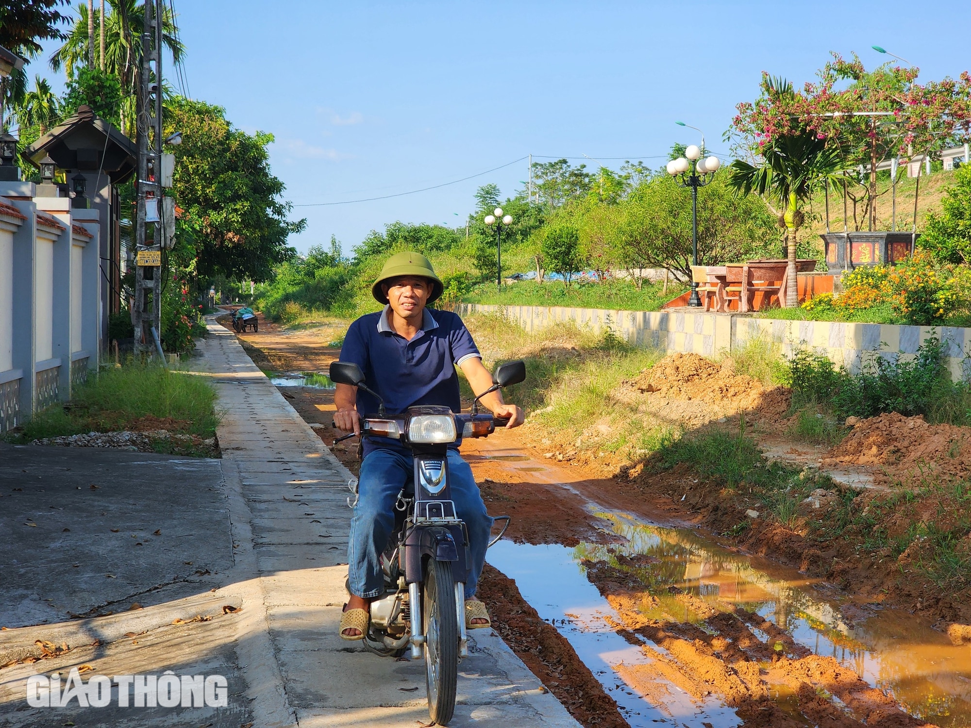 Phú Thọ: Đường thi công dang dở, người dân di chuyển trên nắp cống- Ảnh 1.