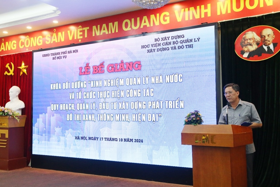 TS.Trần Hữu Hà – Giám đốc Học viện AMC phát biểu bế giảng khóa đào tạo.  