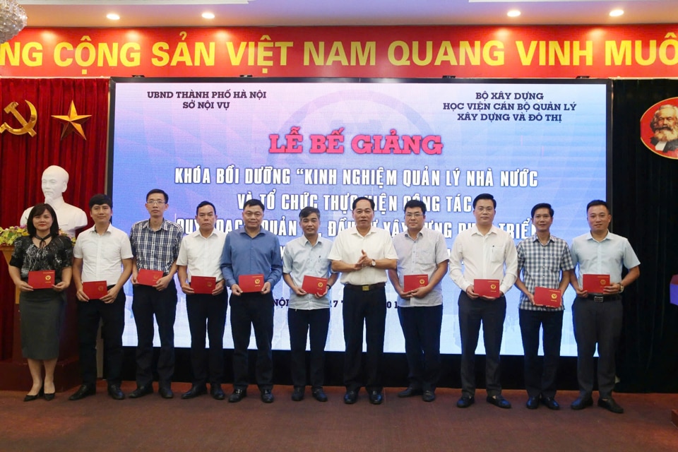 Các học viên nhận chứng nhận hoàn thành khóa bồi dưỡng  