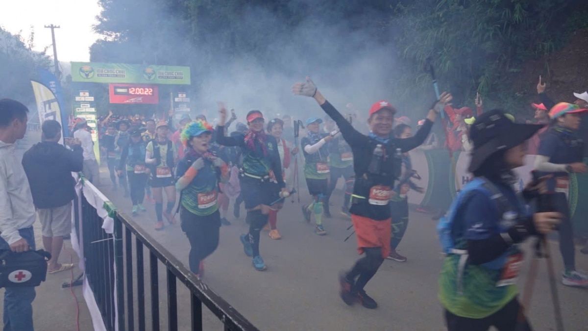 gan 1.500 vDv du giai marathon mu cang chai trail 2024 hinh anh 1