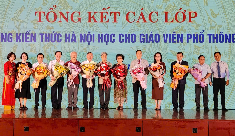 Trường Đại học Thủ đô Hà Nội tri ân các chuyên gia tại lễ tổng kết.