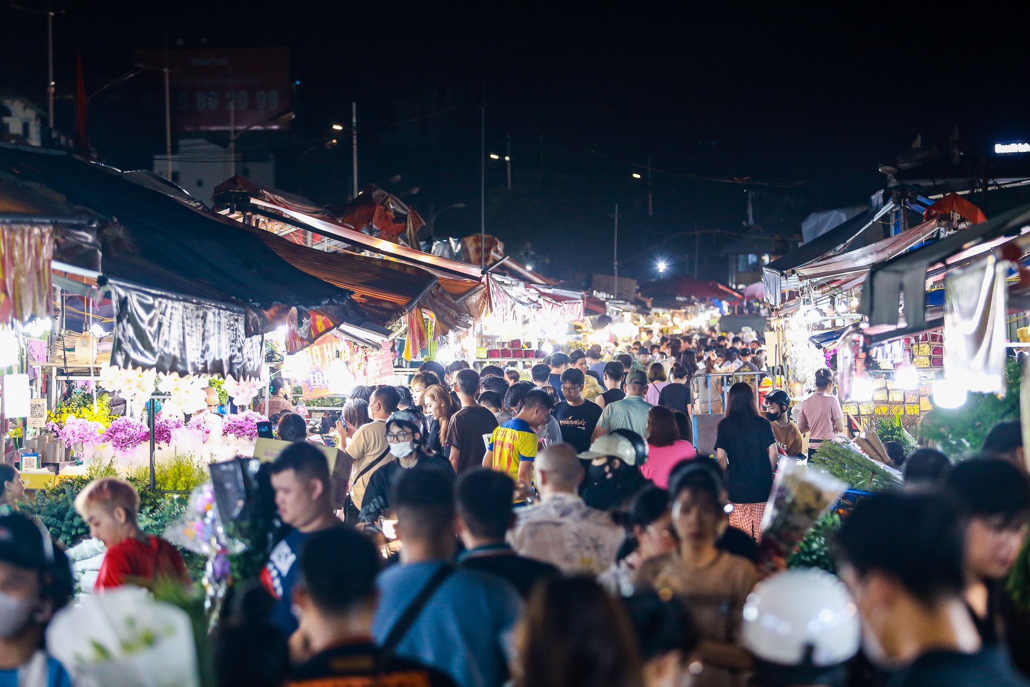 Người dân ùn ùn đổ về chợ hoa lớn nhất Hà Nội trước ngày Phụ nữ Việt Nam 20/10 - Ảnh 1.