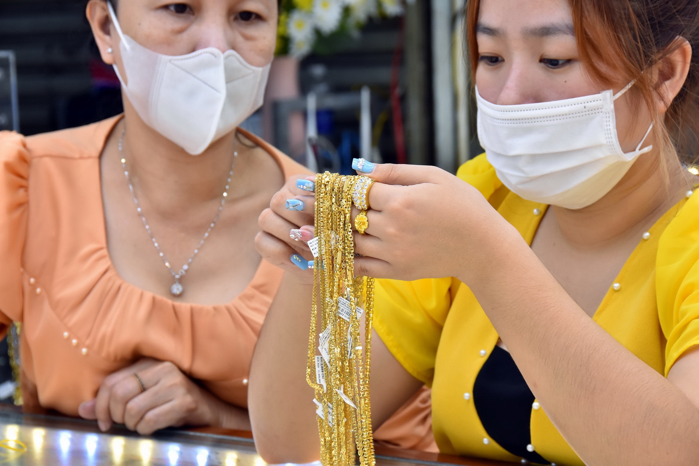 Giá vàng hôm nay, 2-10: Tăng mạnh trở lại- Ảnh 1.