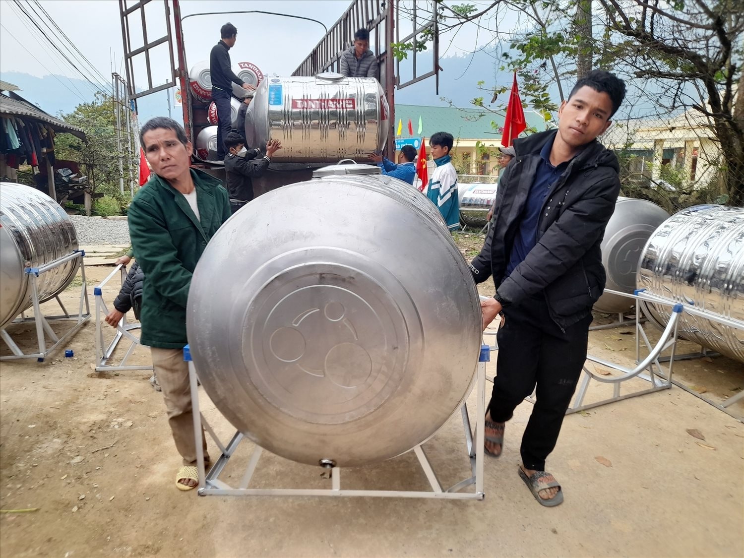 Nguoi dan xa Bao Thang van chuyen bon nuoc ve dung