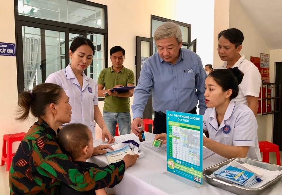 Người dân đưa trẻ đến tiêm vaccine phòng bệnh sởi tại Trạm Y tế thị trấn Vân Đình, huyện Ứng Hòa. Ảnh: Nguyễn Tuân