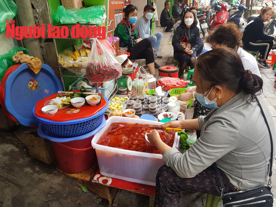 Hà Nội vào mùa sứa đỏ - Ảnh 1.