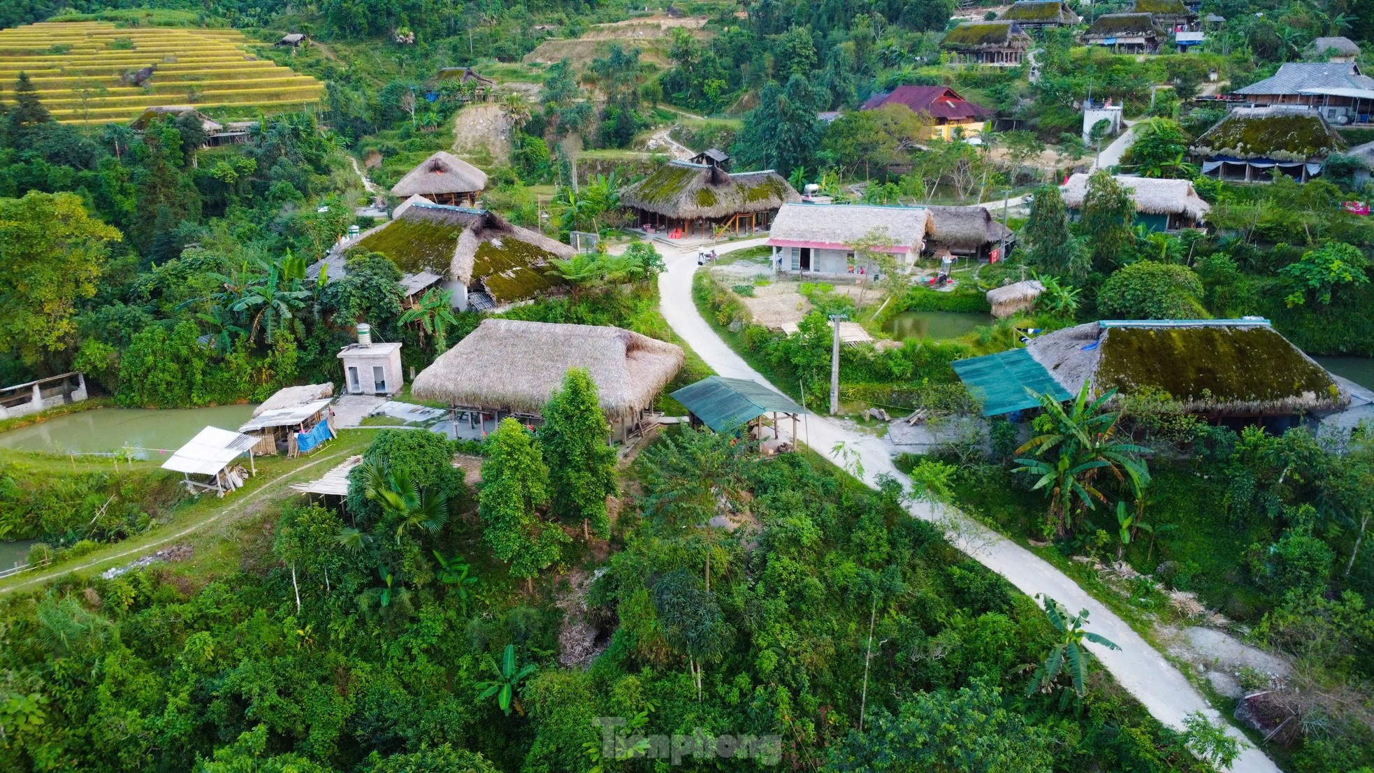 Hiếm có, khó tìm những mái nhà biết 'biến hình' ở Hà Giang ảnh 1