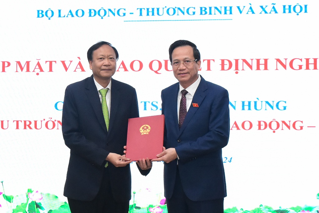 Hiệu trưởng Trường Đại học Lao động - Xã hội nhận quyết định nghỉ hưu - 1