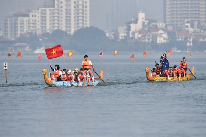 Buổi lễ khai mạc giải Bơi chải thuyền rồng Hà Nội mở rộng 2024 có sự tham dự của đại diện UBND Thành phố Hà Nội, lãnh đạo Vietnam Airlines, các đơn vị tài trợ, các vận động viên và đông đảo người hâm mộ, tạo nên bầu không khí sôi động tại Hồ Tây, Hà Nội.