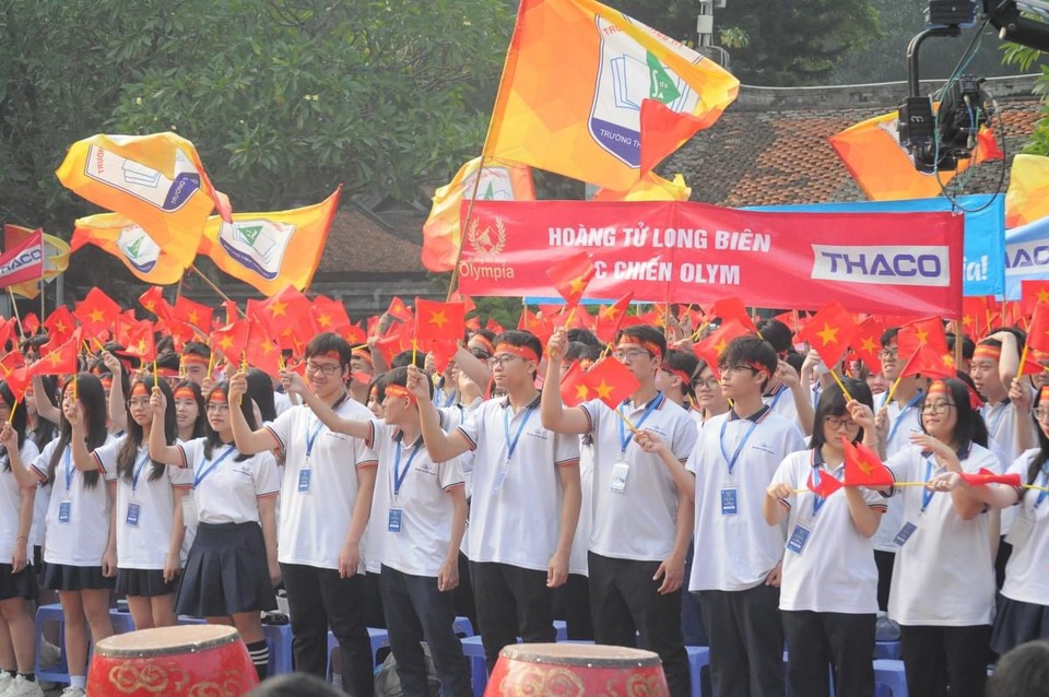 Học sinh Trường THPT Chuyên Sư phạm cổ vũ Nguyên Phú