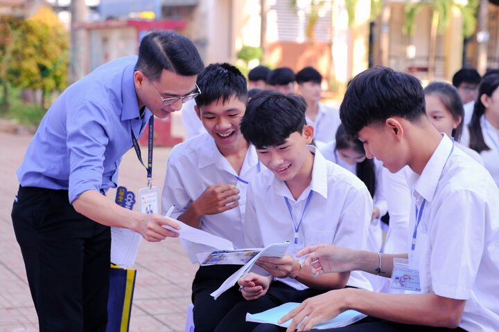 Nhiều người đồng tình với quan điểm học sinh không nhất thiết phải giỏi đều các môn. (Ảnh minh hoạ)