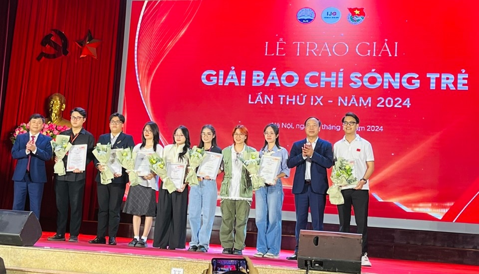 PGS.TS Phạm Minh Sơn - Giám đốc Học viện Báo chí và Tuyên truyền trao giải Nhất cho các tác giả, nhóm tác giả đạt giải Sóng trẻ lần thứ IX