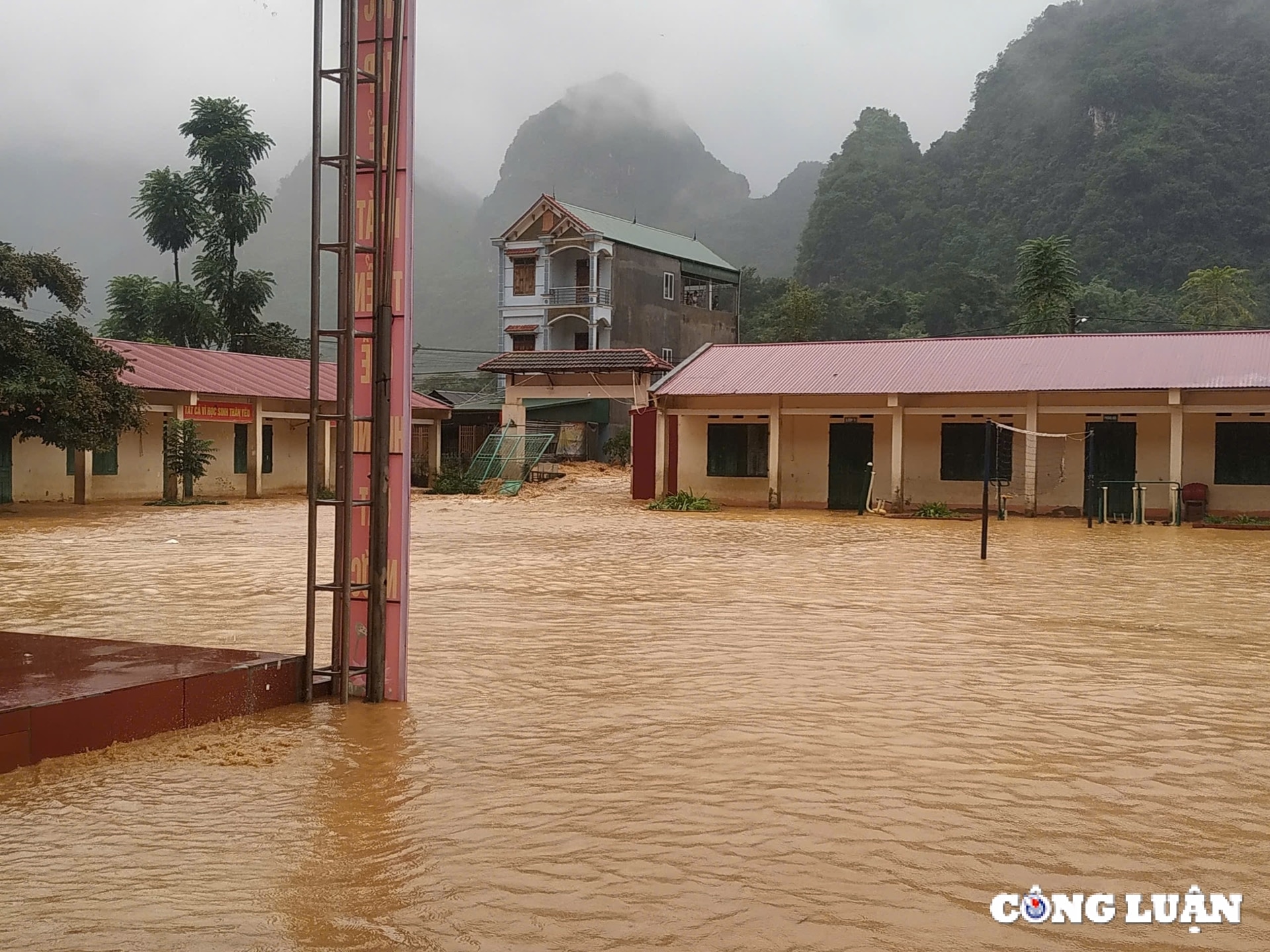 hoi nha bao viet nam va hanh trinh den voi cac diem truong vung lu tinh cao bang hinh 1