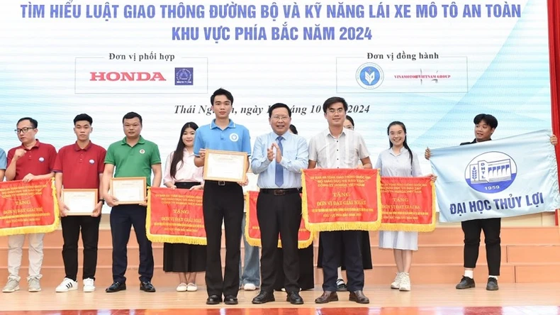 Sinh viên thi tìm hiểu luật giao thông và kỹ năng lái xe mô tô an toàn ảnh 1