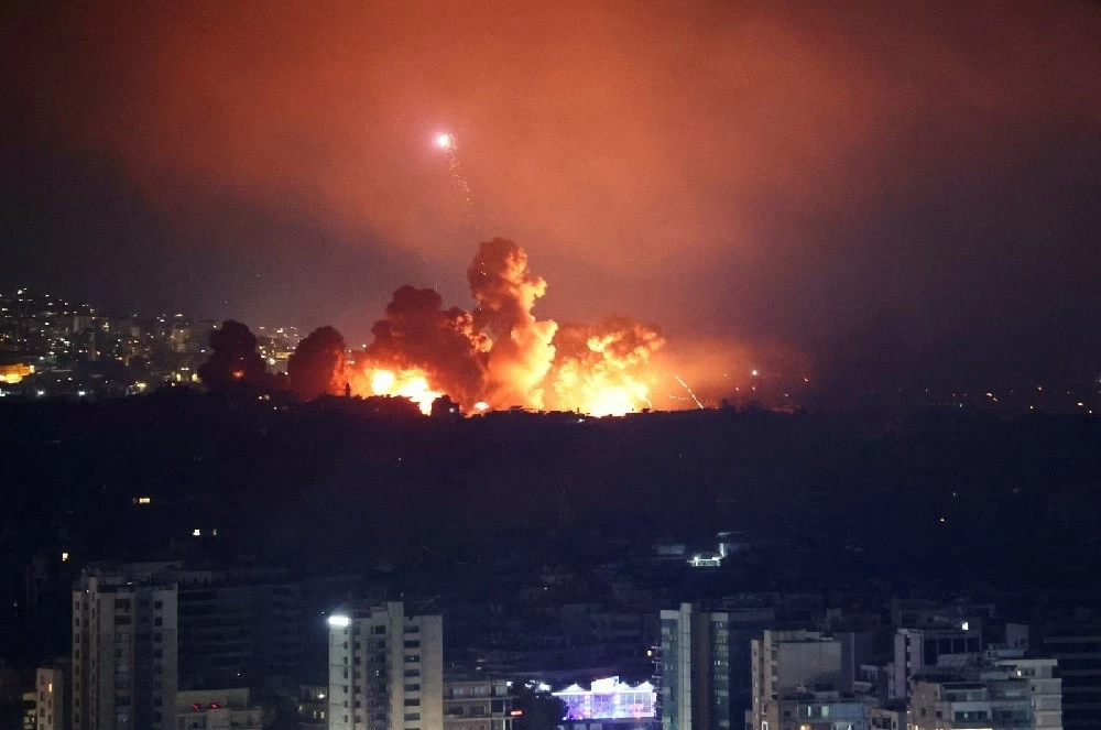 Khói và lửa bốc lên trên vùng ngoại ô phía nam Beirut sau cuộc không kích của Israel, nhìn từ Sin El Fil, Lebanon, ngày 3 tháng 10 năm 2024. (Ảnh Reuters)