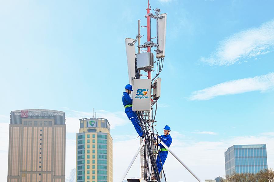 VNPT khẩn trương lắp đặt trạm thu phát sóng 5G phục vụ khách hàng trên toàn quốc.