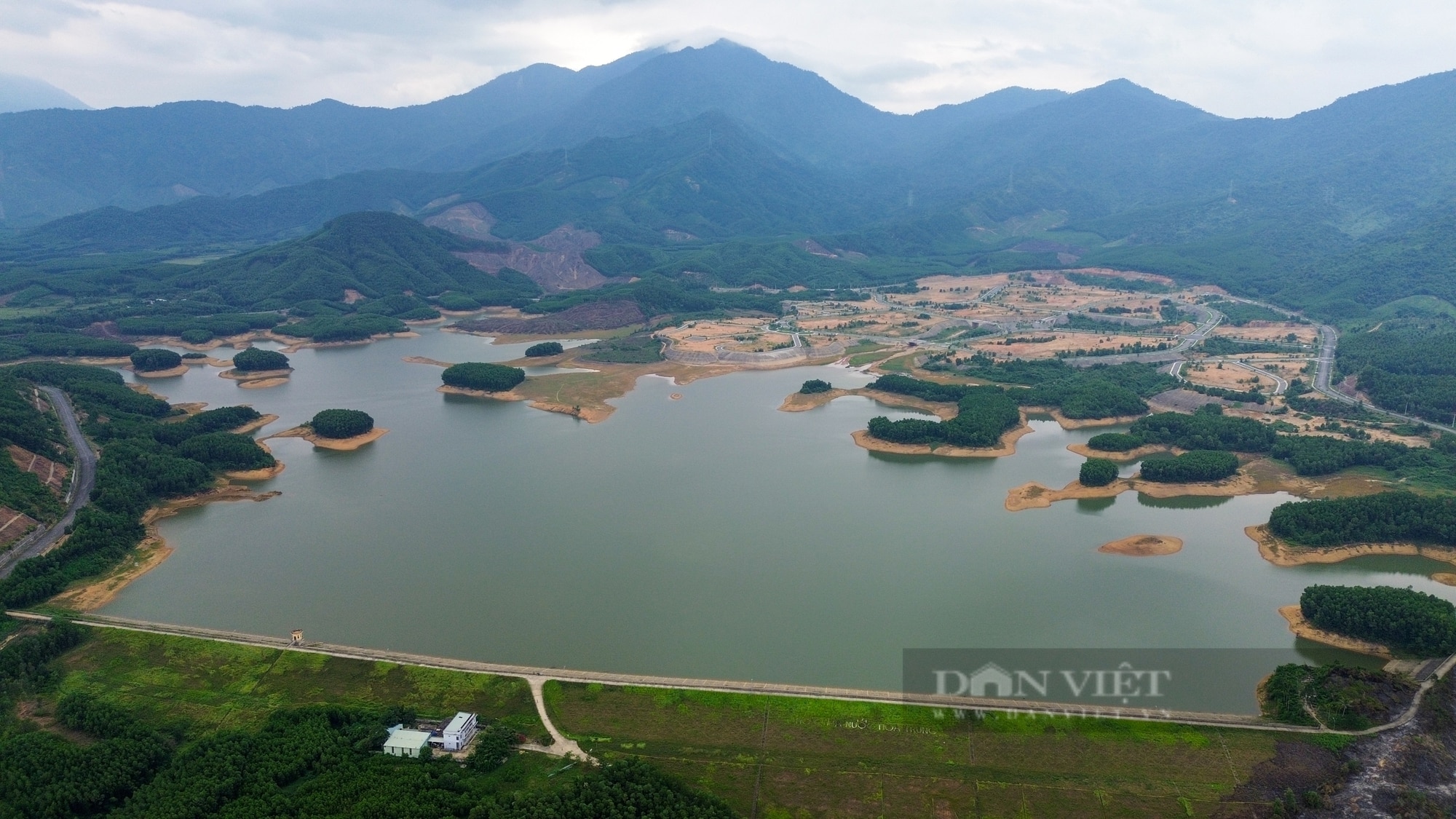 Khám phá hồ Hòa Trung, nơi được ví như Hạ Long thu nhỏ của Đà Nẵng - Ảnh 1.