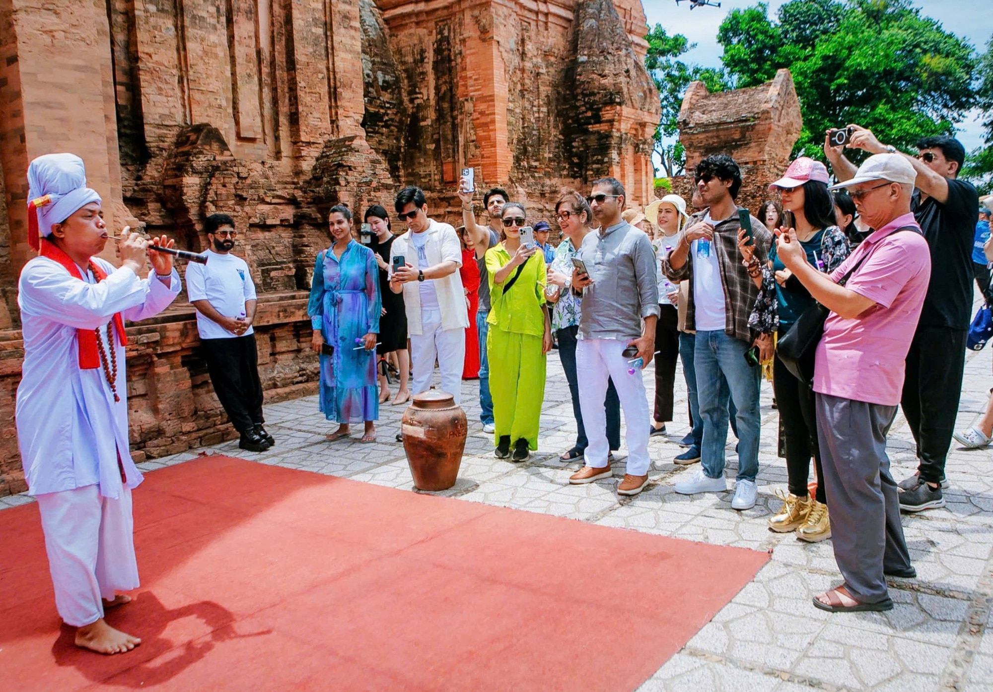 Khánh Hòa đặt mục tiêu đón thêm 1 triệu lượt khách du lịch dịp cuối năm - Ảnh 1.