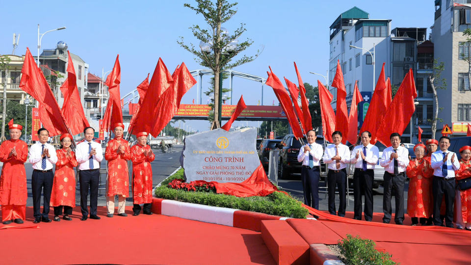 Các đại biểu thành phố, quận Long Biên tham gia gắn biển Công trình Chào mừng kỷ niệm 70 Ngày Giải phóng Thủ đô tuyến đường 40m nối từ đường Nguyễn Văn Cừ đến hết khu tái định cư phường Ngọc Thụy. Ảnh Phạm Linh