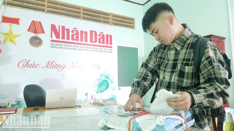 Kiên Giang phát tặng bạn đọc 4.500 tờ phụ san Báo Nhân Dân về Cột cờ Hà Nội ảnh 1