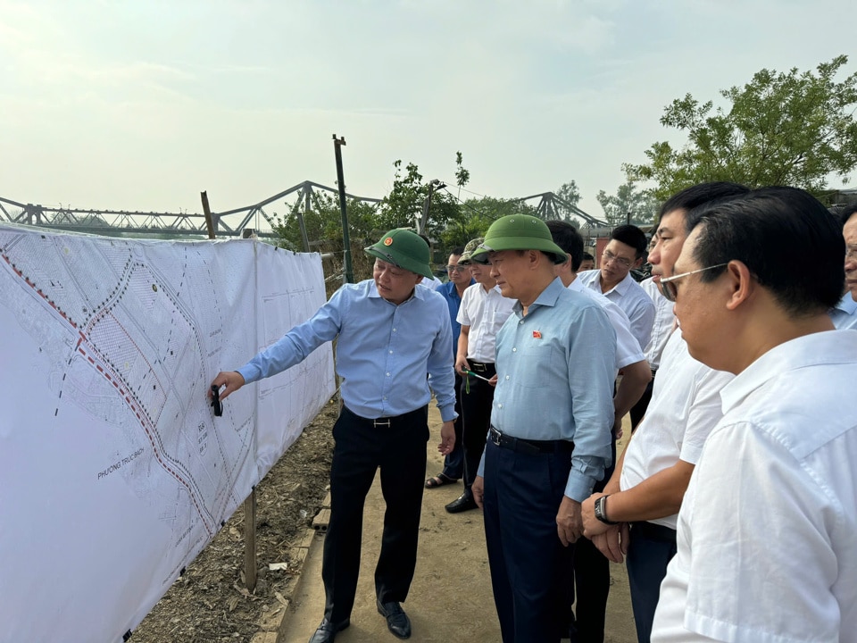 Trước khi làm việc với UBND quận Ba Đình, đoàn giám sát đã khảo sát thực tế tại khu đất bãi ven sông thuộc địa bàn phường Phúc Xá