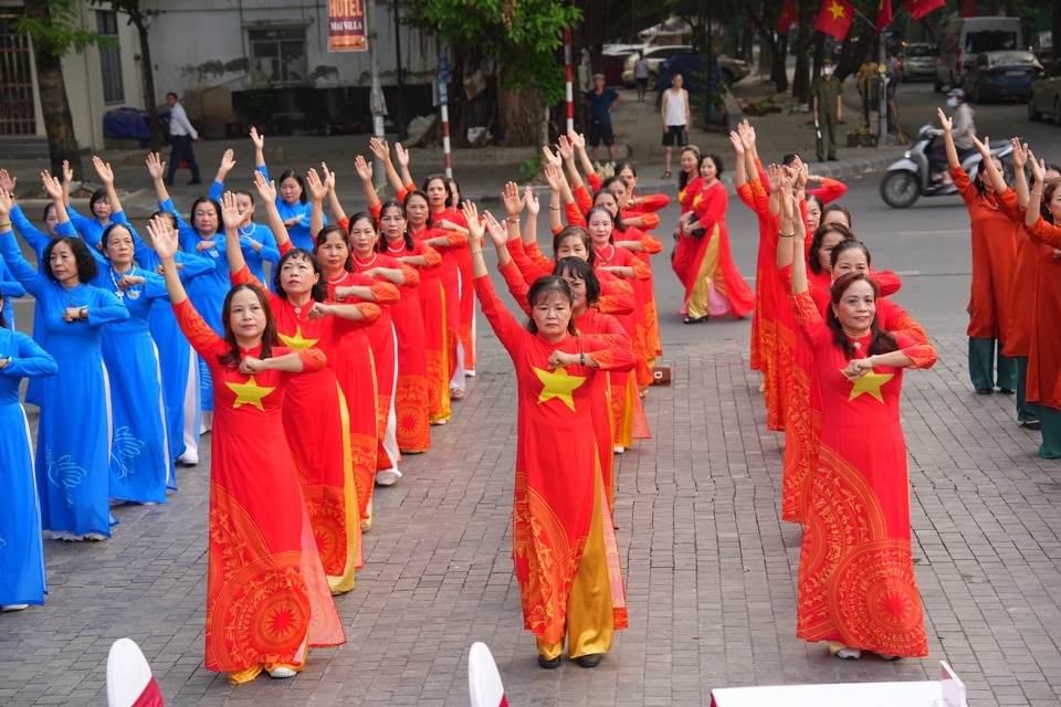 Màn đồng diễn của hội viên, chị em phụ nữ quận Thanh Xuân tại điểm cầu Công viên Thanh Xuân