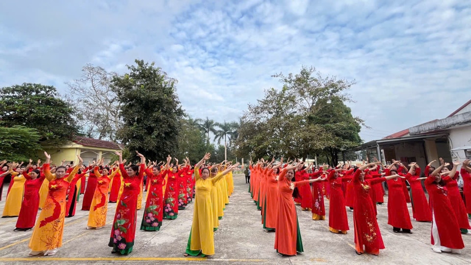 Màn đồng diễn của chị em, hội viên phụ nữ xã Quang Minh, huyện Ba Vì