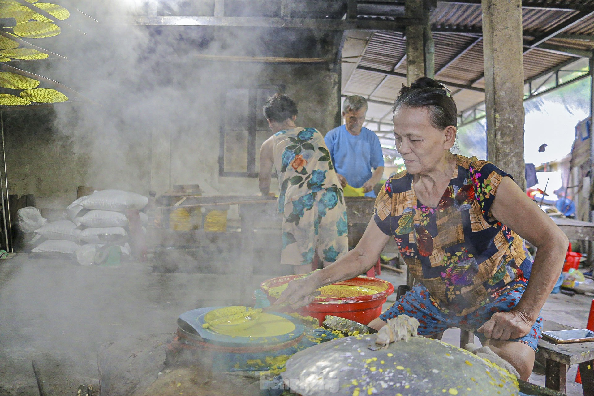 Làng nghề bánh tráng hơn 300 năm tuổi ảnh 1