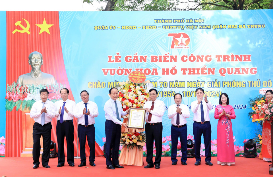 Lãnh đạo TP Hà Nội trao Chứng nhận cho lãnh đạo Quận Hai Bà Trưng công nhận công trình chỉnh trang đồng bộ xung quanh hồ Thiền Quang là công trình kỷ niệm 70 năm Ngày Giải phóng Thủ đô 