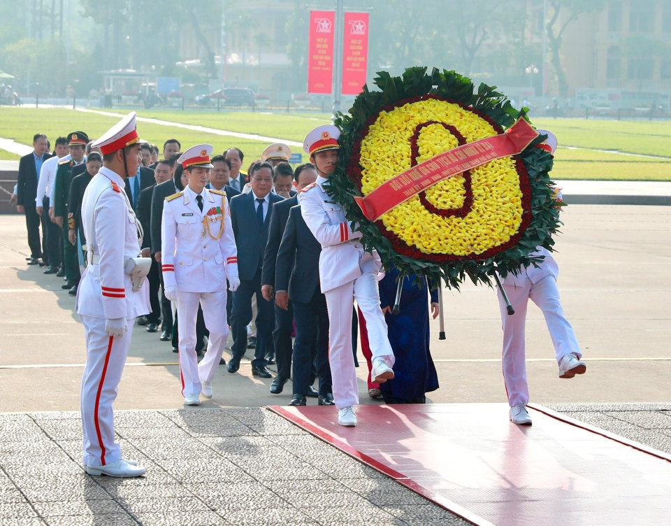 Vòng hoa của Đoàn mang dòng chữ "Đời đời nhớ ơn Chủ tịch Hồ Chí Minh vĩ đại".