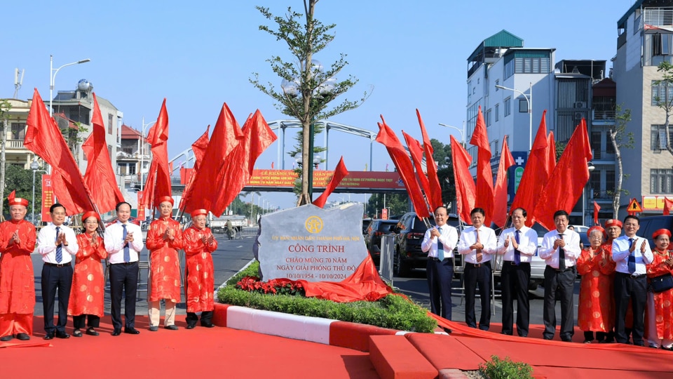 Lãnh đạo thành phố, quận Long Biên và người dân tại lễ gắn biển công trình Kỷ niệm 70 năm Ngày Giải phóng Thủ đô (10/10/1954 - 10/10/2024) tuyến đường 40m nối từ phường Ngọc Lâm đến hết khu tái định cư phường Ngọc Thụy.