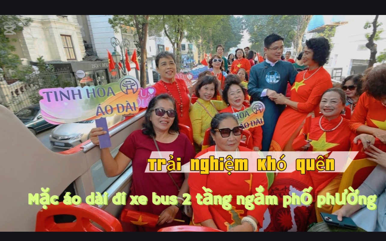 Mặc áo dài đi xe bus 2 tầng ngắm phố phường: Trải nghiệm khó quên- Ảnh 1.