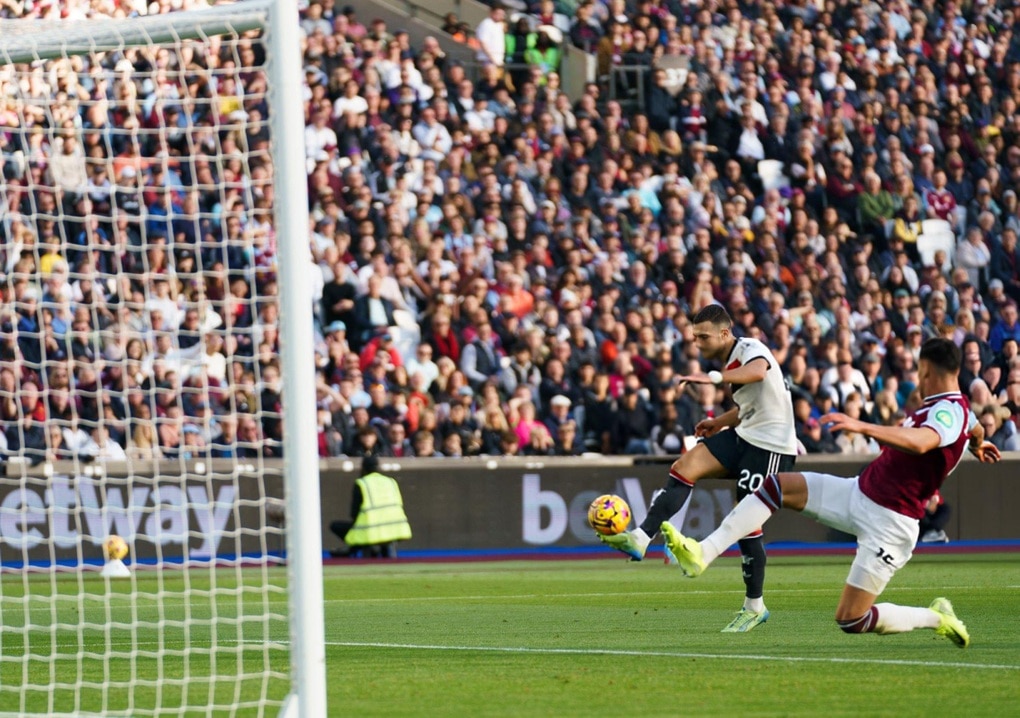 Man Utd thua West Ham bởi quả phạt đền gây tranh cãi - 1