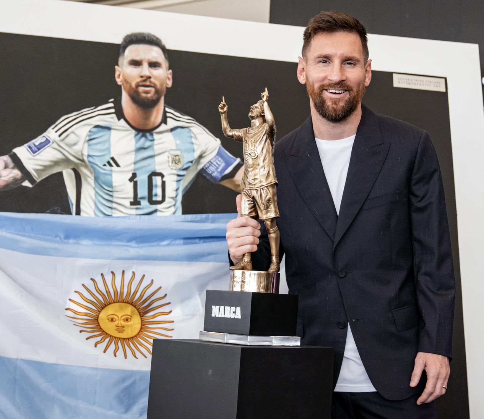 Messi nhận giải thưởng vinh danh từ tờ Marca