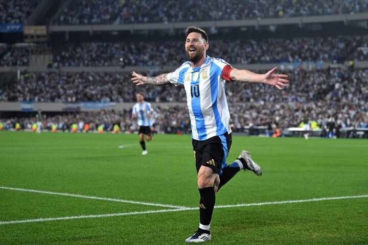 Messi góp dấu giày vào 5 bàn thắng của Argentina rạng sáng 16/10.