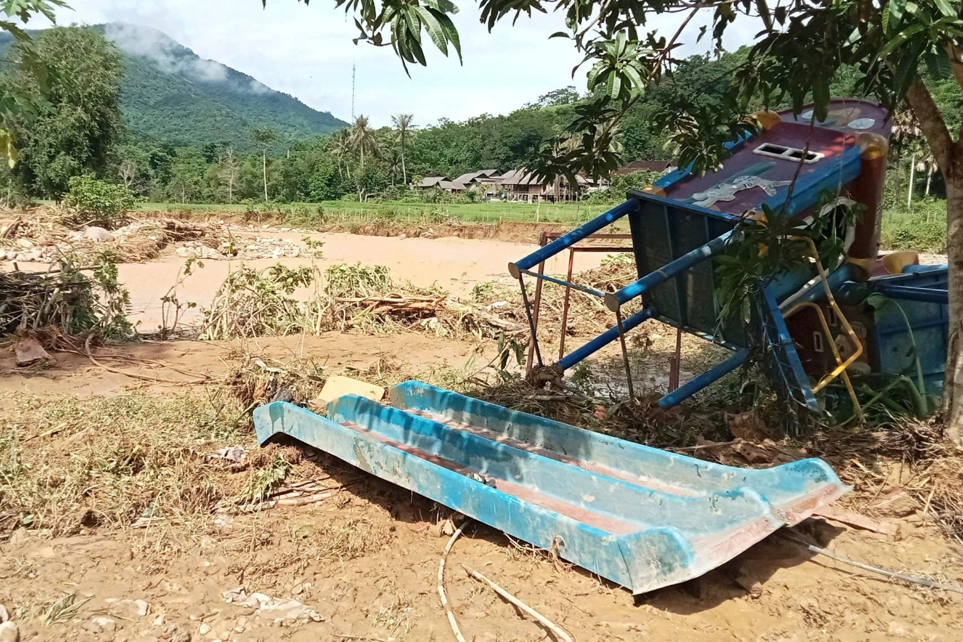 Mưa lũ tàn phá, vùi lấp nhiều nhà dân ở huyện biên giới Nghệ An - 1