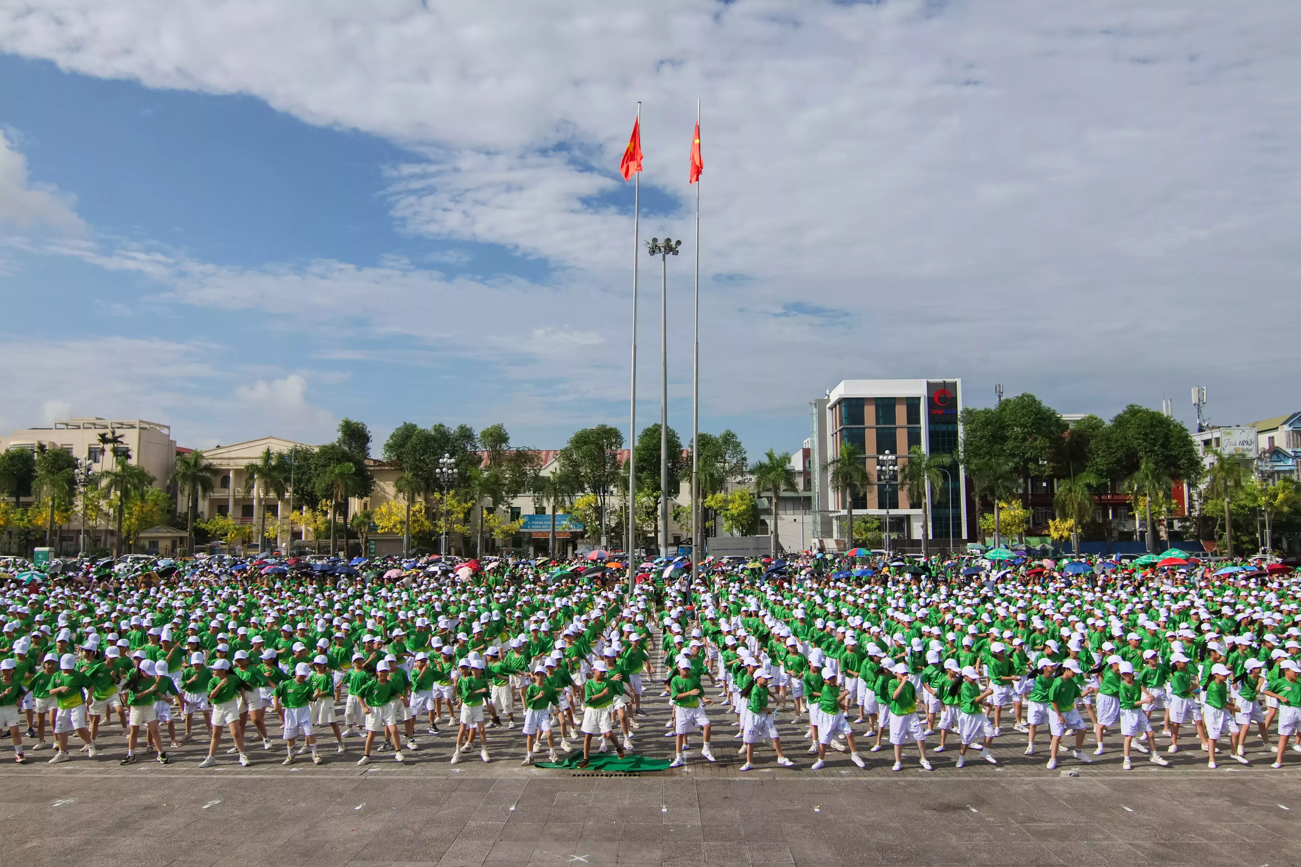 Toàn thể các em học sinh và người dân khởi động trước khi bắt đầu chương trình