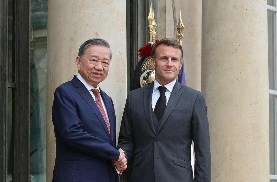 Tổng thống Pháp Emmanuel Macron (phải) đón tiếp Tổng Bí thư, Chủ tịch nước Tô Lâm tại Điện Elysee ngày 7/10. Ảnh: TTXVN