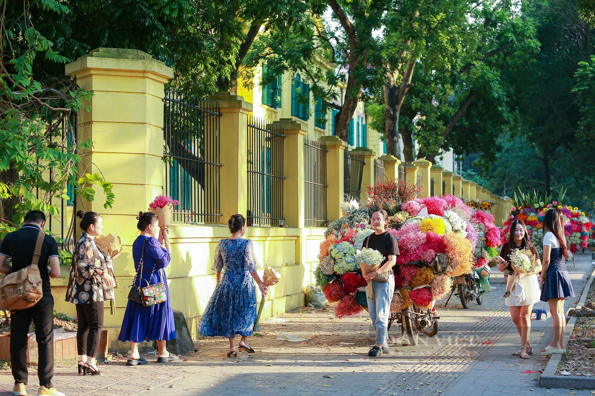 Bất chấp nguy hiểm, nhiều người dân tràn xuống lòng đường Phan Đình Phùng để chụp ảnh - Ảnh 1.