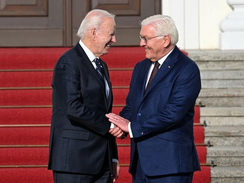 Tổng thống Đức Frank-Walter Steinmeier (phải) đón Tổng thống Mỹ Joe Biden tại Berlin ngày 18/10/2024. (Ảnh: AA/TTXVN