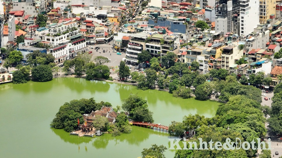 Một góc Hồ Hoàn Kiếm. Ảnh: Phạm Hùng