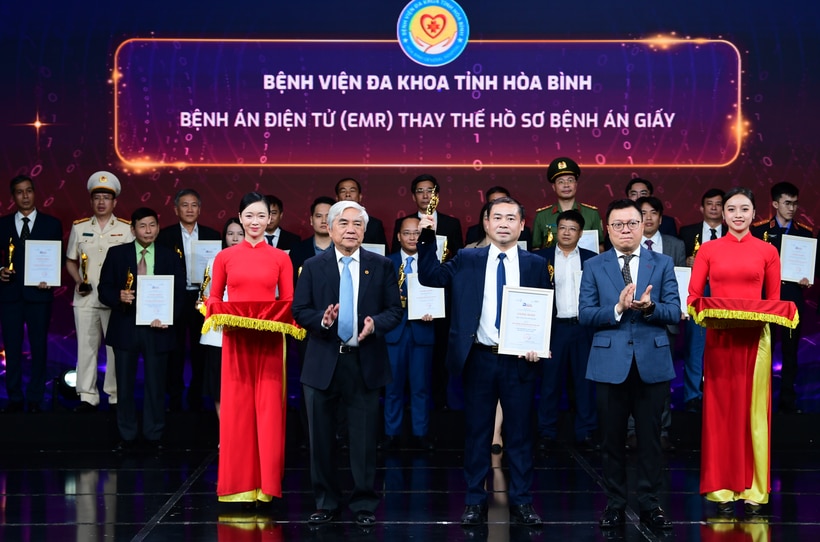 Thầy thuốc ưu tú Nguyễn Hoàng Diệu - Giám đốc Bệnh viện Đa khoa tỉnh Hòa Bình nhận giải thưởng. Ảnh TA