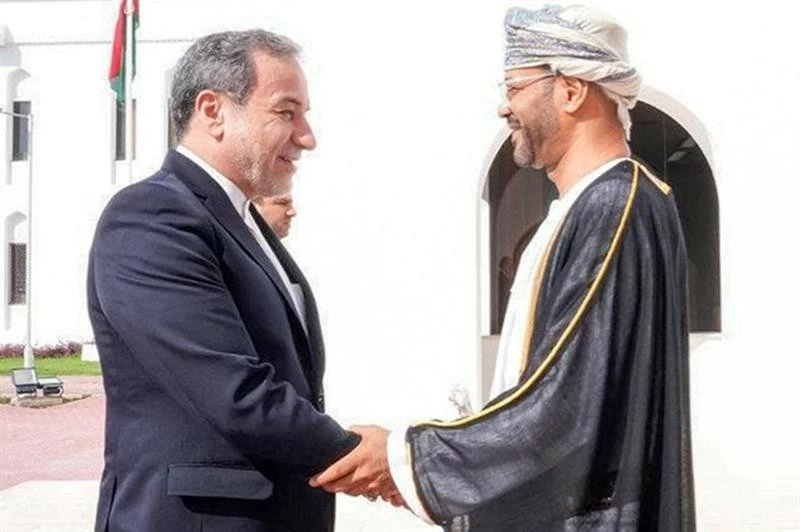 Ngoại trưởng Oman Sayyid Badr al-Busaidi (phải) tiếp Ngoại trưởng Iran Abbas Araghchi tại Muscat ngày 14/10. (Nguồn: AFP)